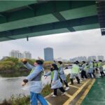 서울물재생시설공단, 시민과 함께 환경 캠페인… 안양천서 ‘EM 흙공 던지기’ 진행