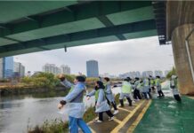 서울물재생시설공단, 시민과 함께 환경 캠페인… 안양천서 ‘EM 흙공 던지기’ 진행